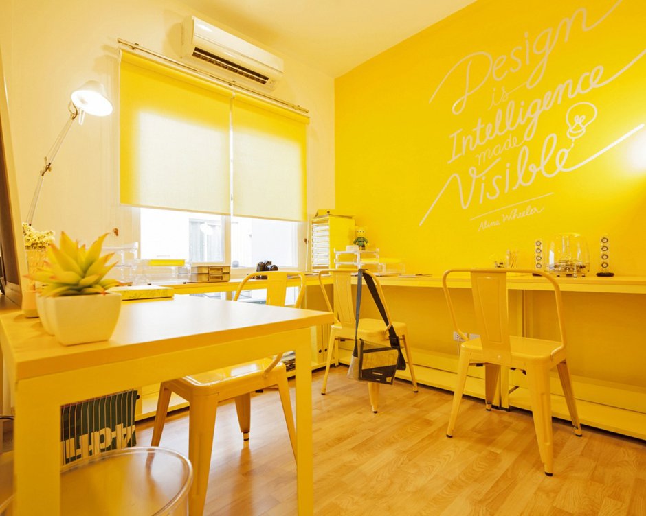 Желтый интерьер офис