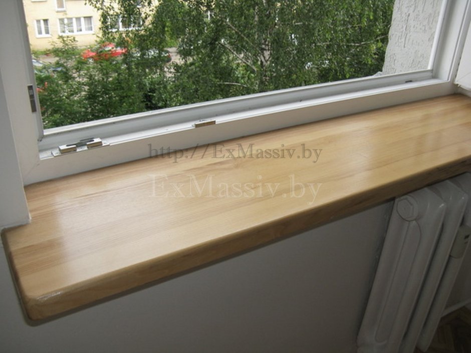 Белое окно с деревянным подоконником