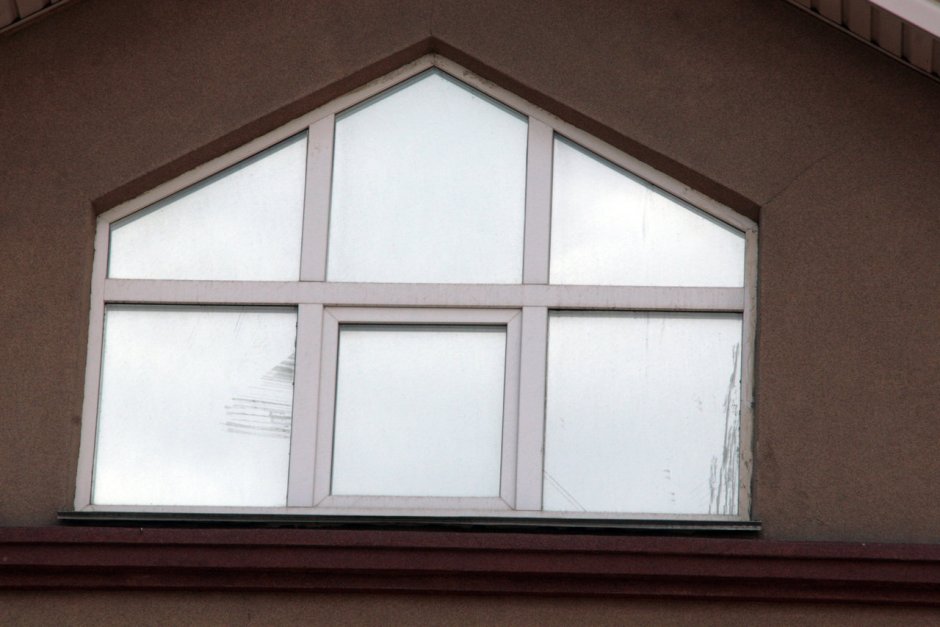 Треугольные окна на фронтоне
