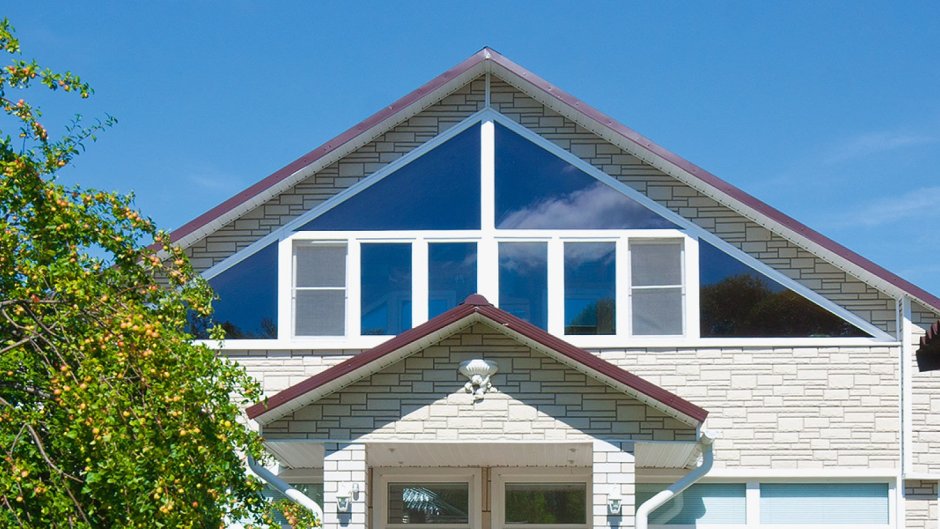 Дома с треугольными окнами