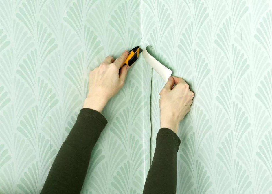 Оклеивание стен обоями