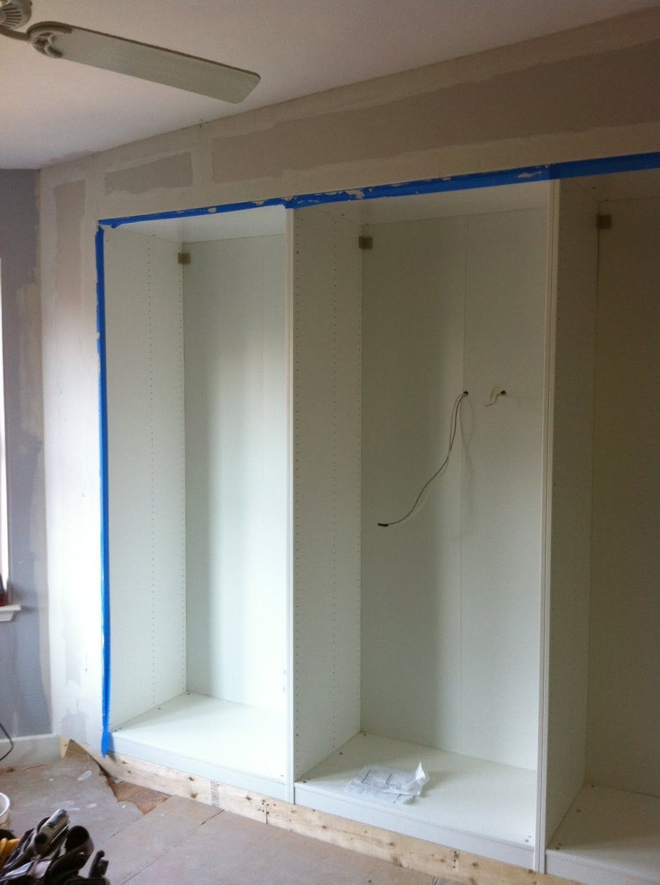 Шкаф до потолка в спальне