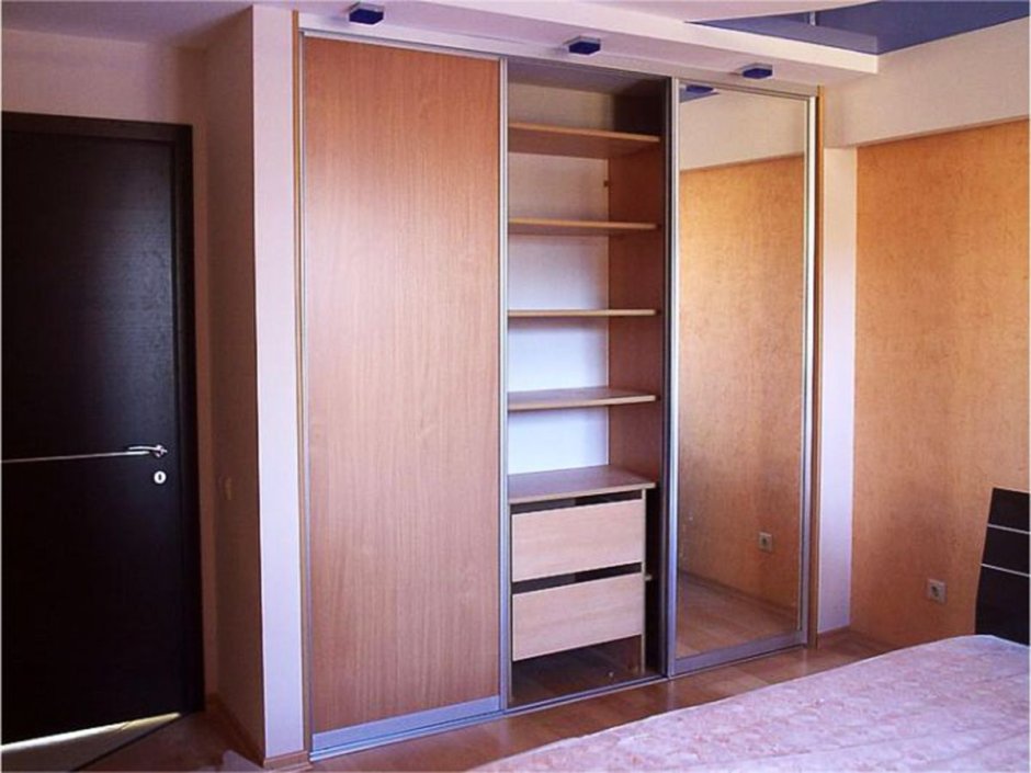 Шкаф купе из гипсокартона с раздвижными дверями