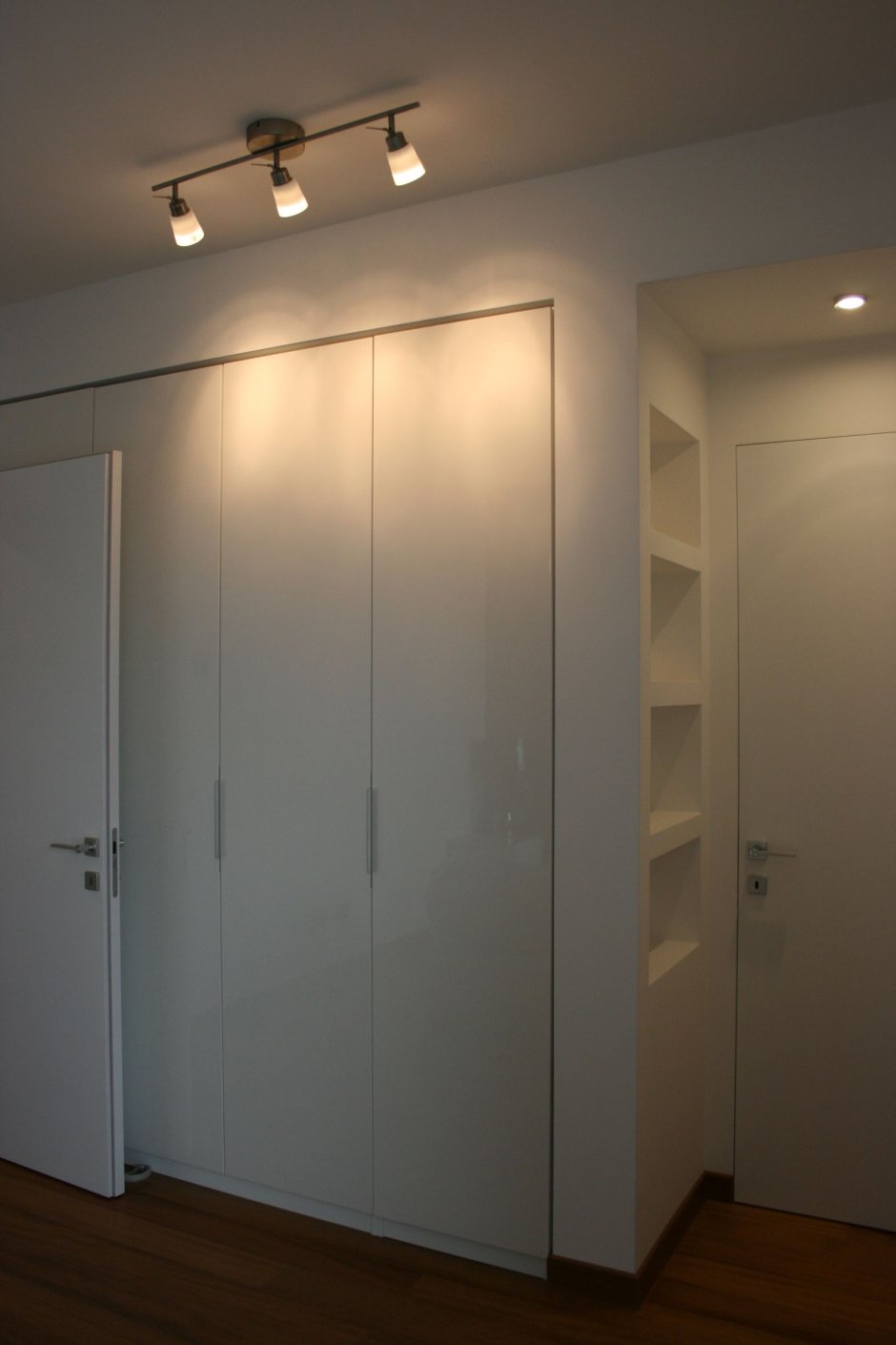 Угловая гардеробная аристо двери