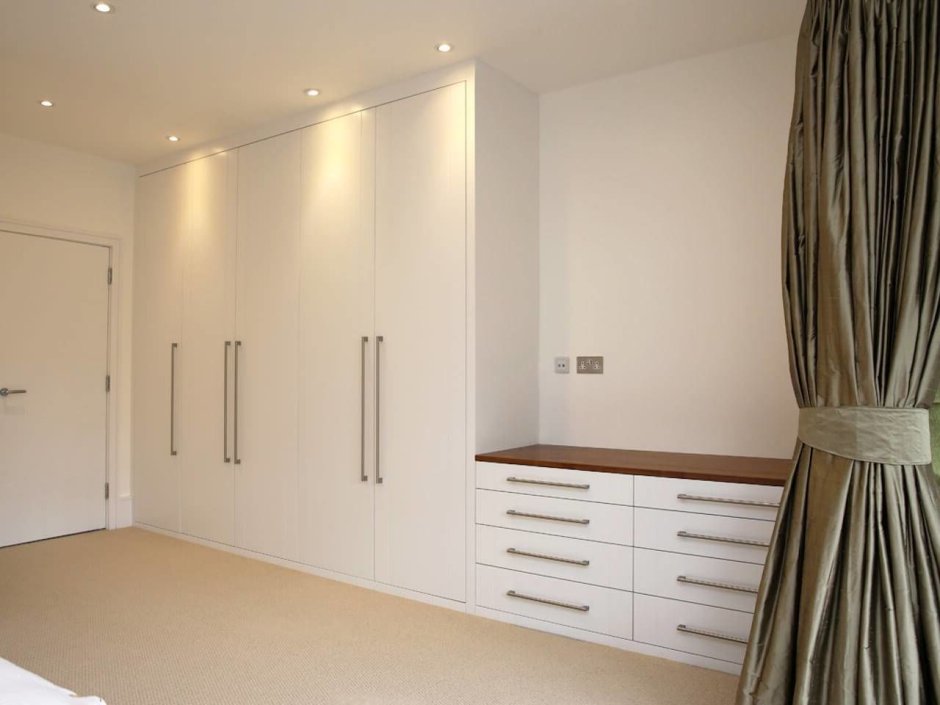 Спальня с встроенными полками из гипсокартона