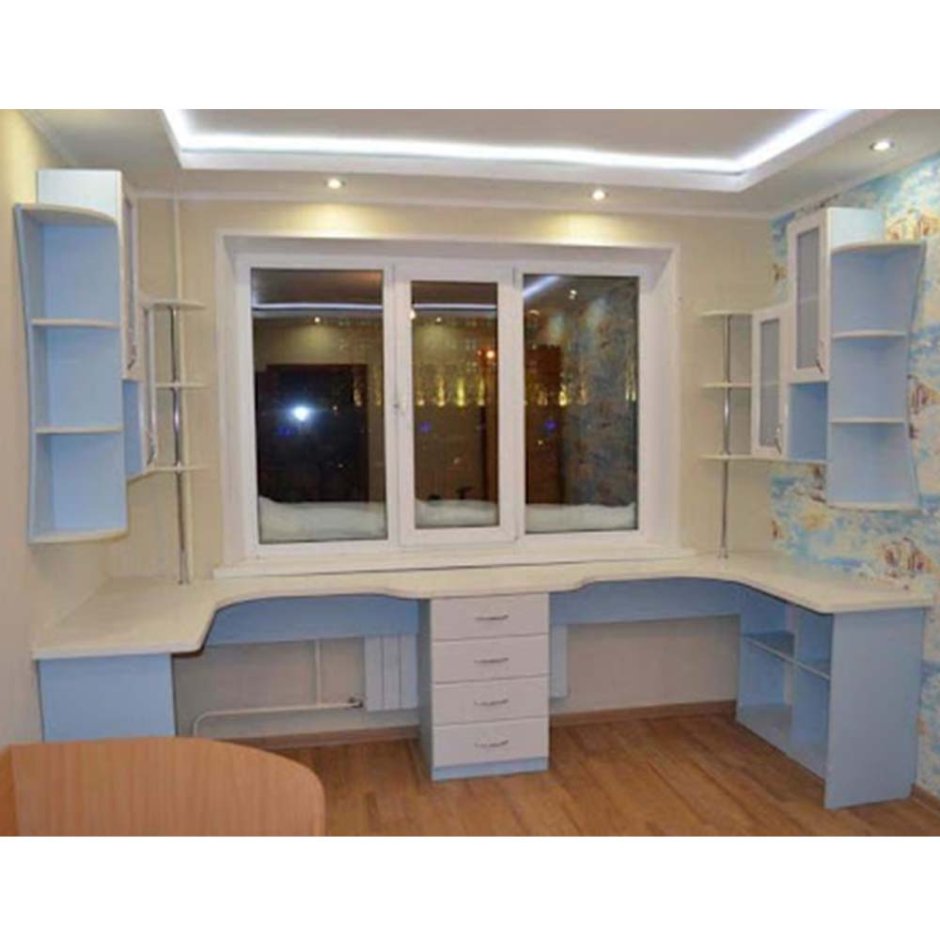 Стол у окна в детской