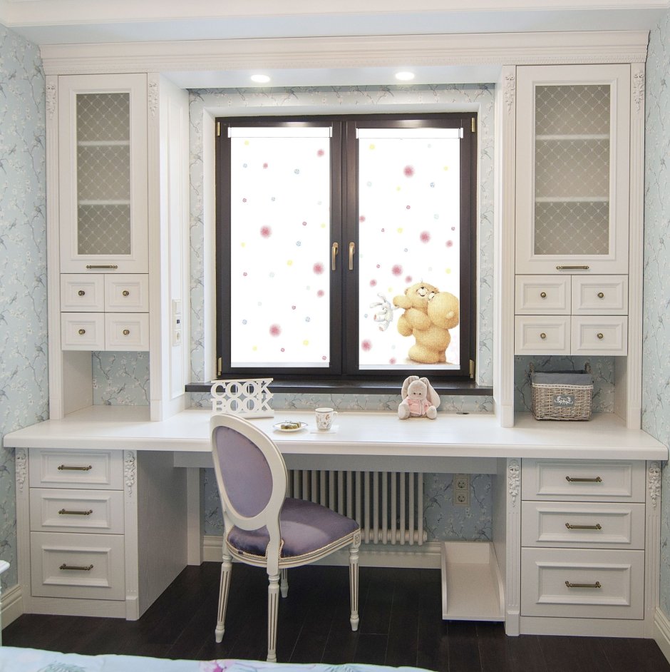 Стол у окна