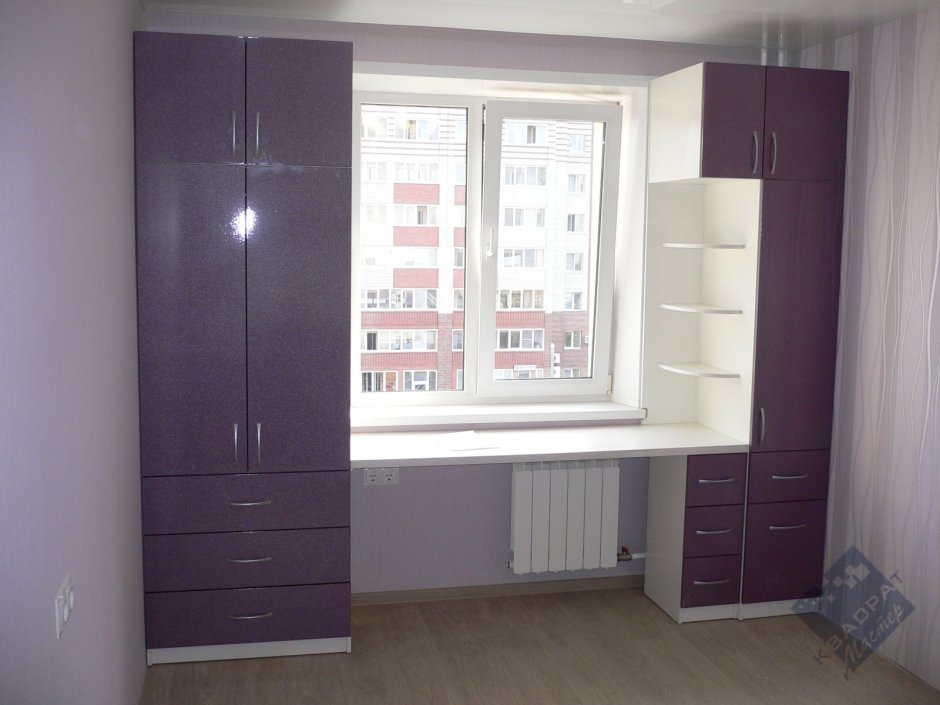 Шкаф вокруг окна в детской