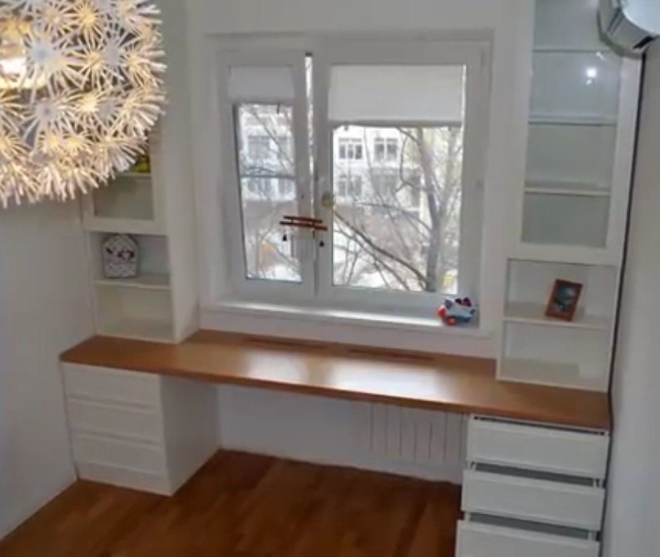 Письменный стол под окном