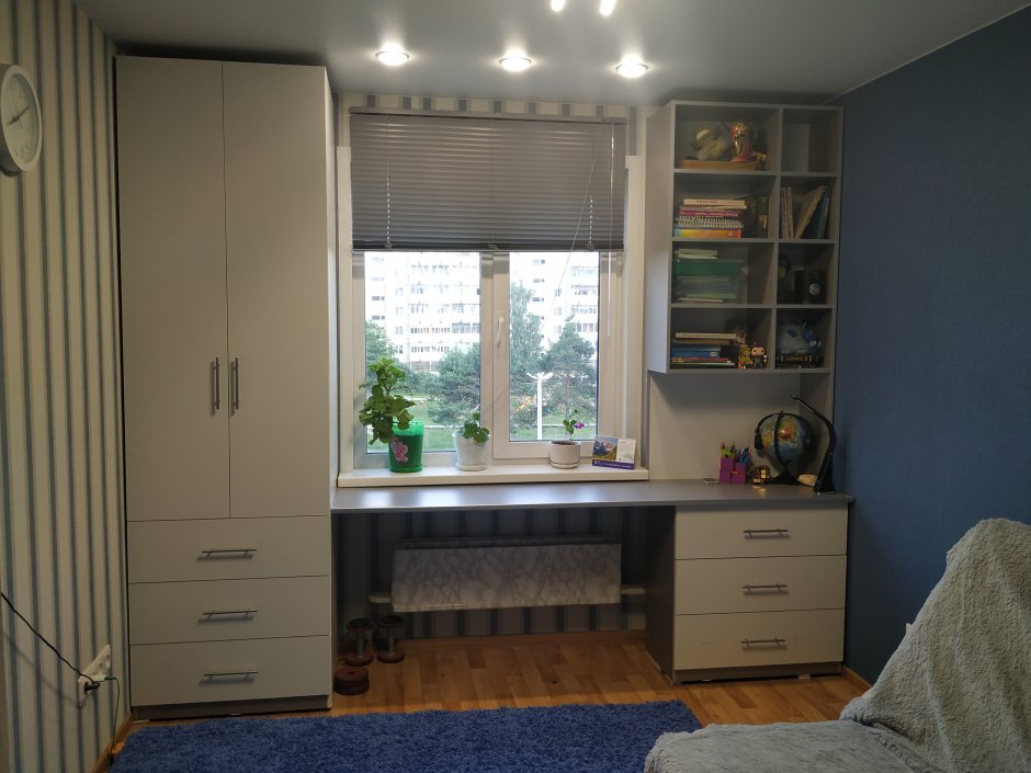 Кровать вдоль окна