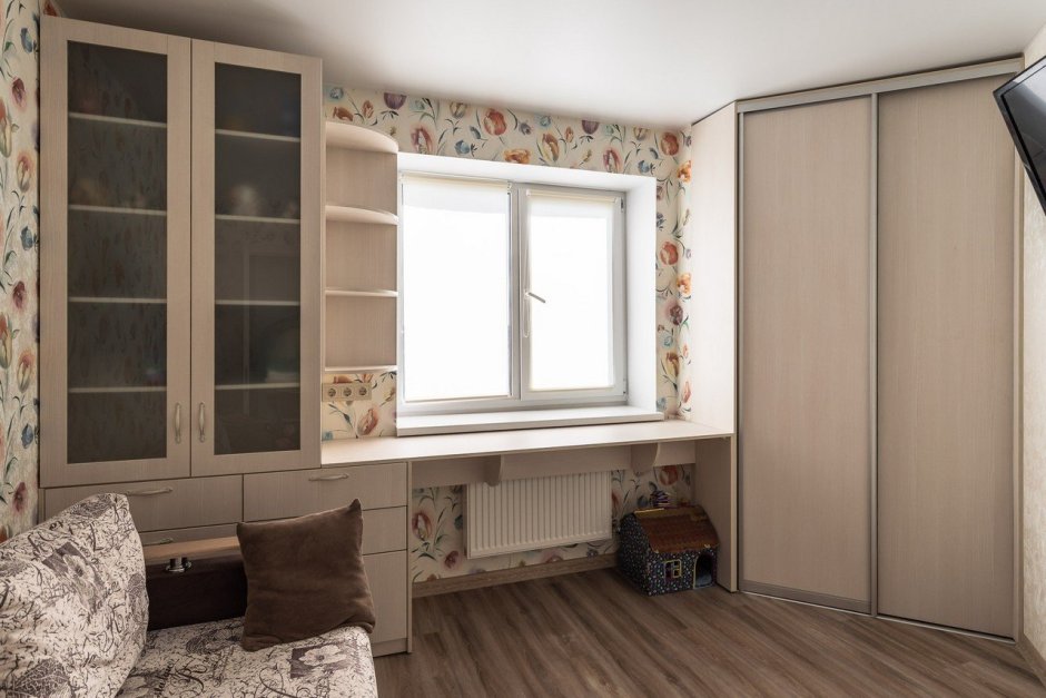 Стол у окна в детской