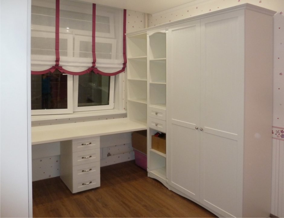 Шкаф у окна со столом