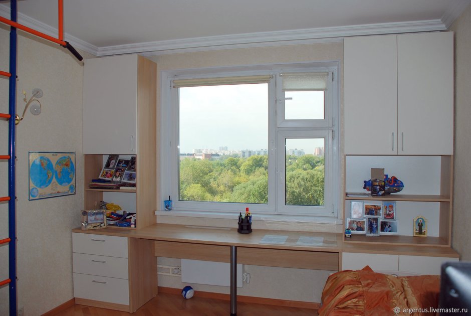 Гардеробная с окном