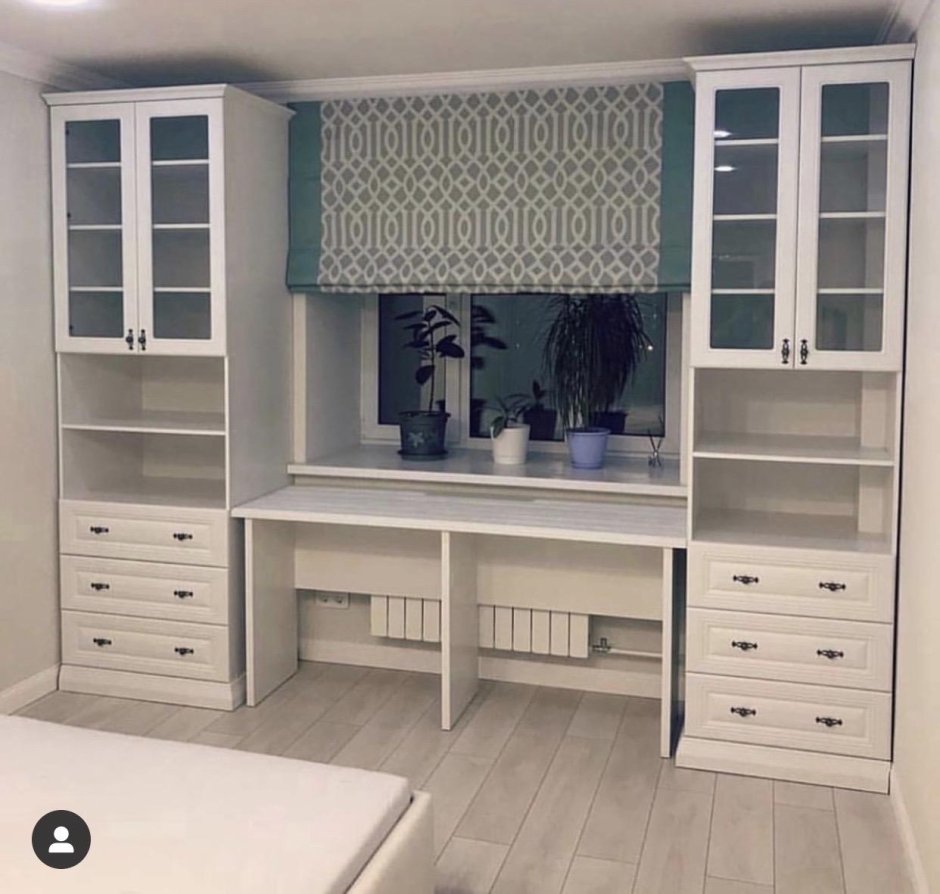 Стол со шкафчиками у окна