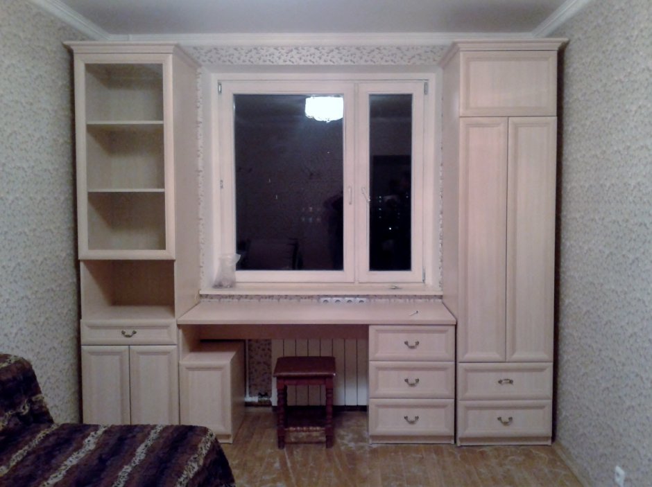 Рабочая зона у окна в детской для двоих