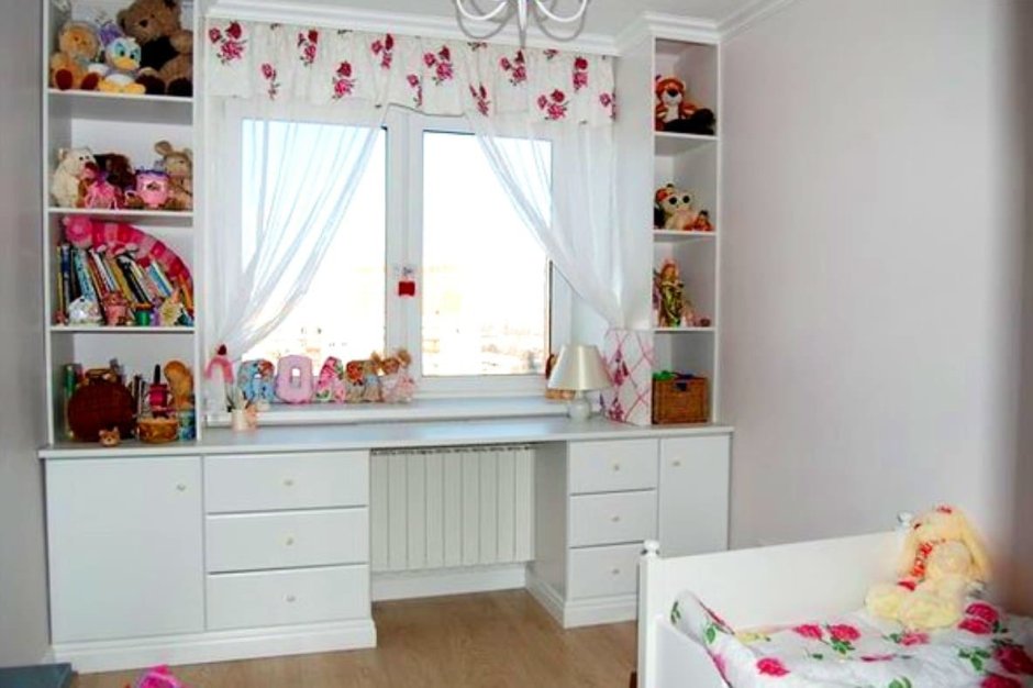 Диванчик у окна в детской