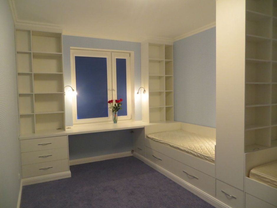 Детская для двоих со столом у окна