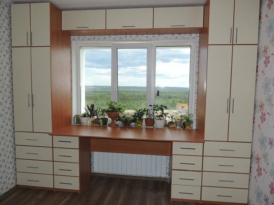 Шкаф у окна в детской