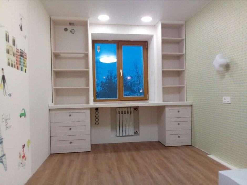 Шкаф у окна в детской