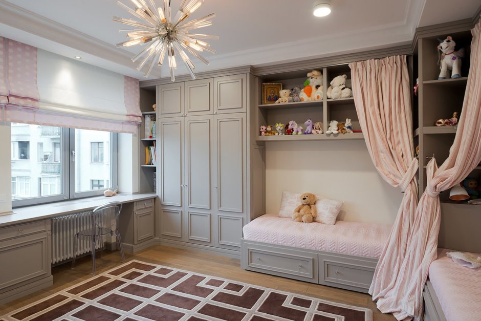 Шкаф у окна со столом