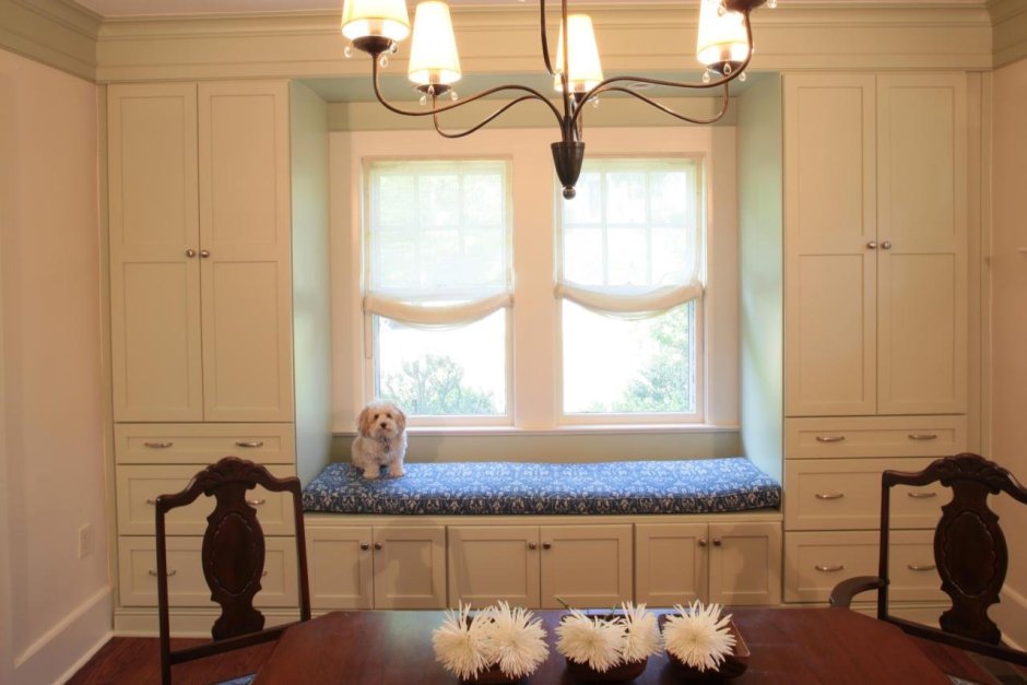 Стеллаж у окна