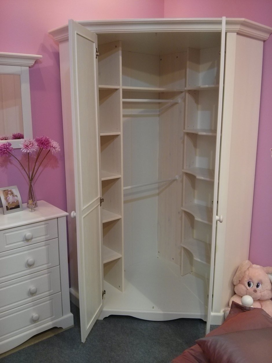 Встроенный шкаф в детской