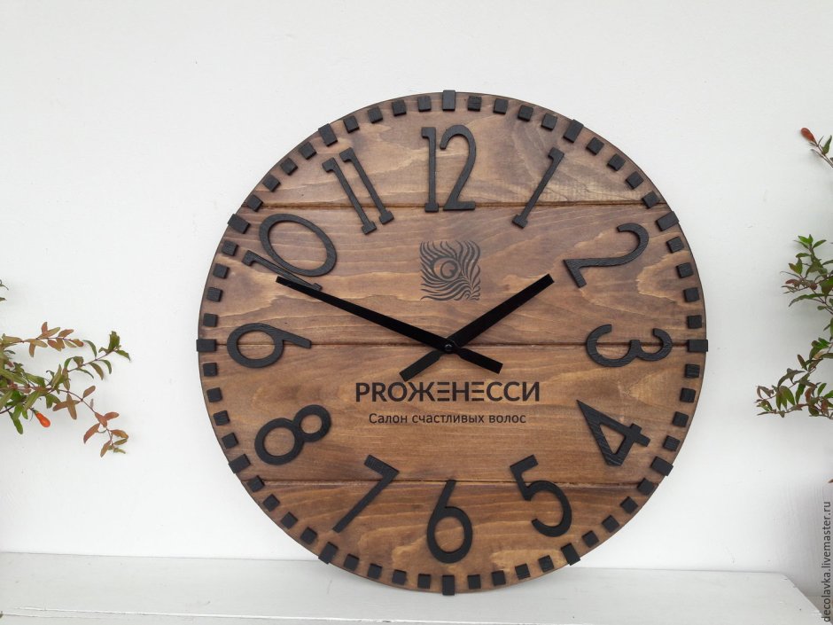 Часы с логотипом дерево