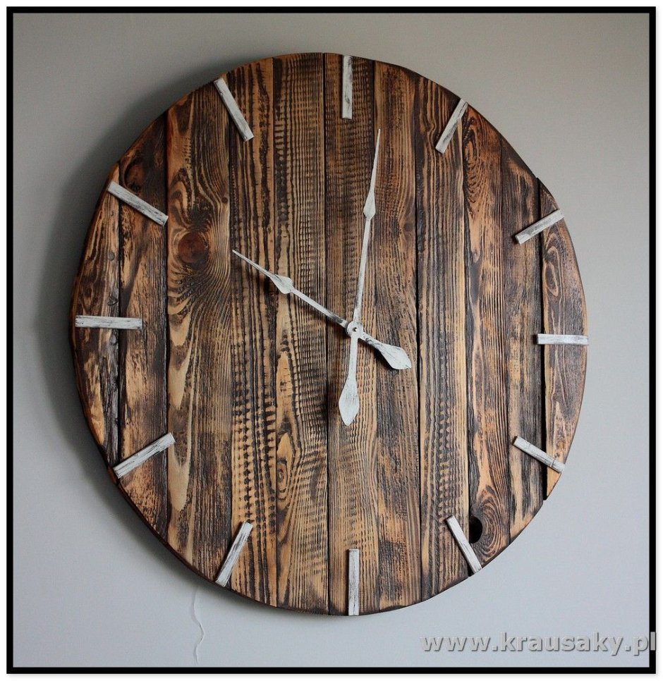 Часы в деревянном стиле