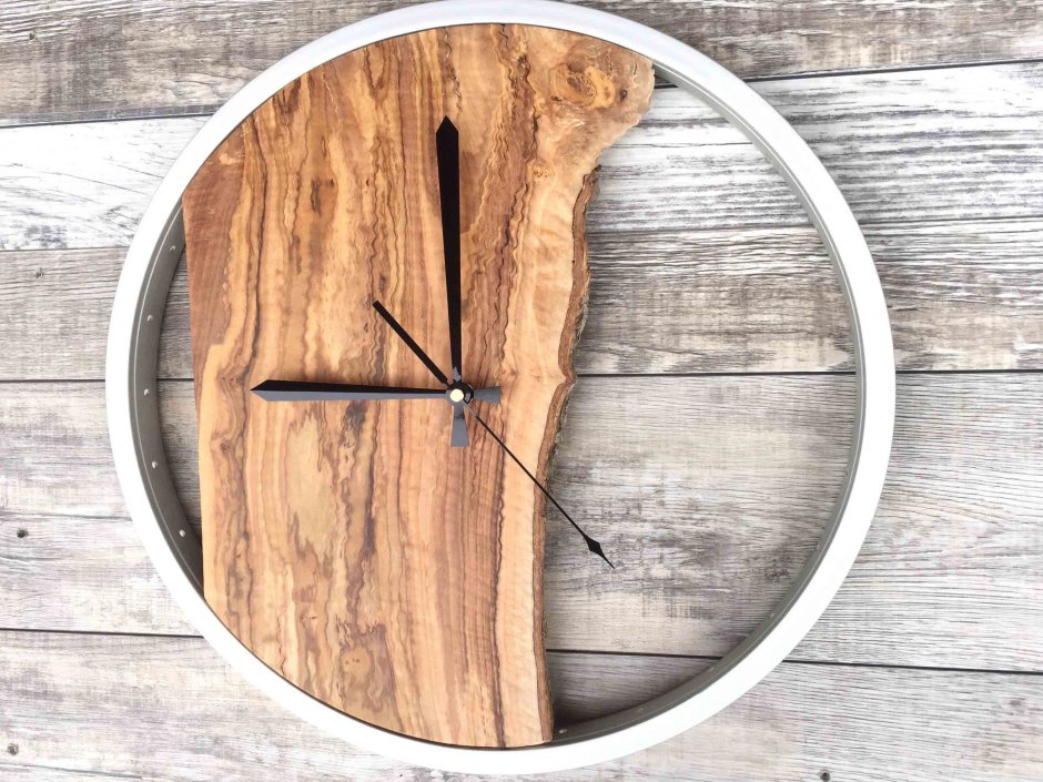 Часы деревянные настенные типичные