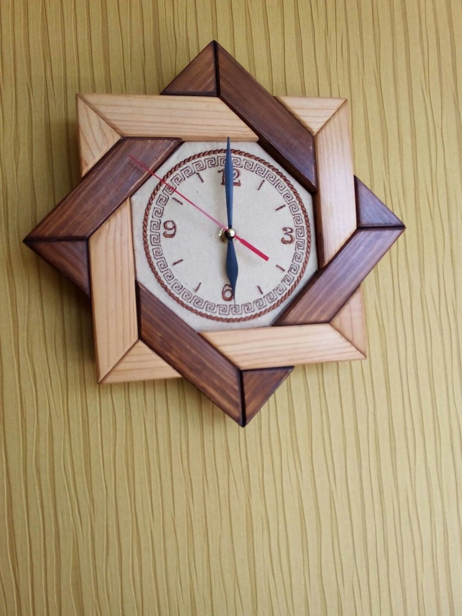 Необычные настенные часы из дерева
