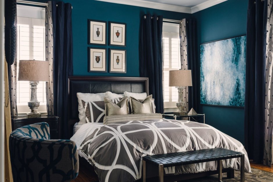 Голубая спальня с темной мебелью