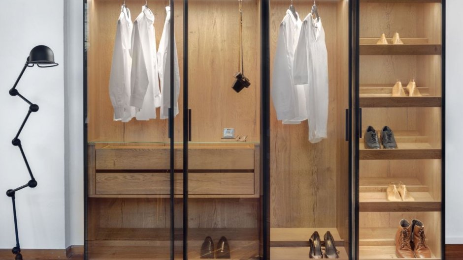 Прозрачный шкаф для одежды
