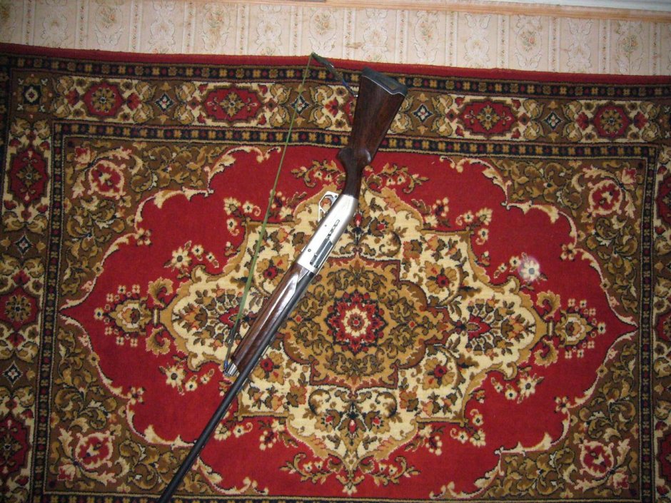 Ковер с оружием на стене