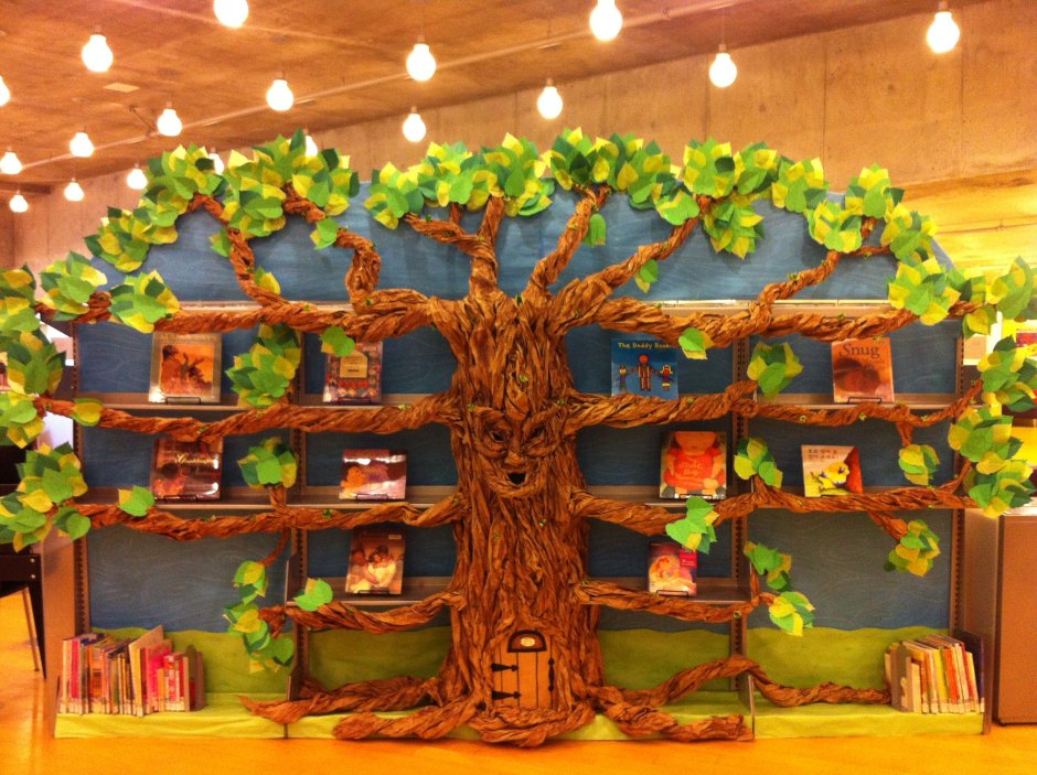 Полка в библиотеку в форме дерева