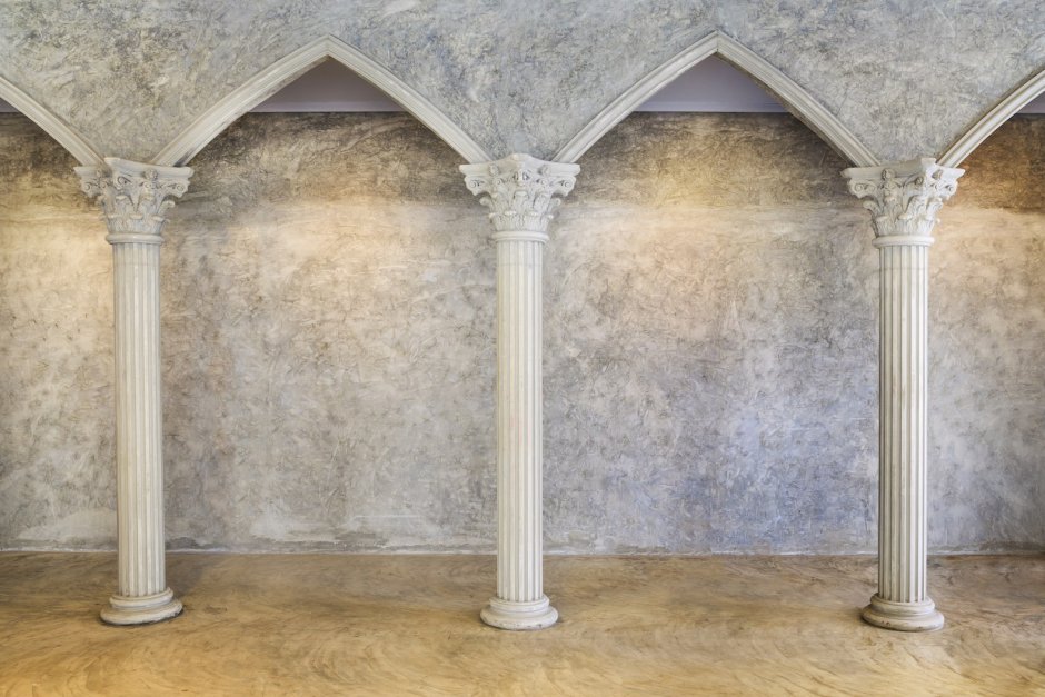 Старый мраморная арка с колоннами