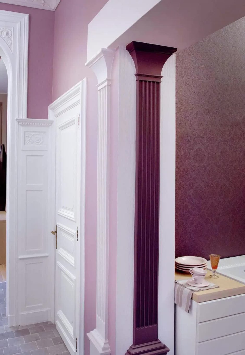 Пилястры из полиуретана в дверном проеме