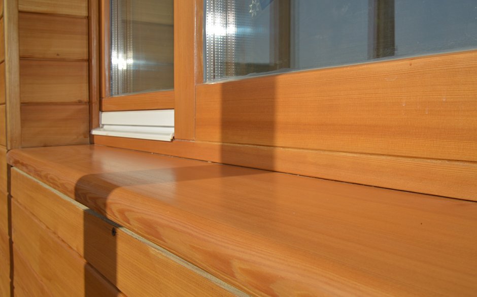 Подоконник в деревянном доме