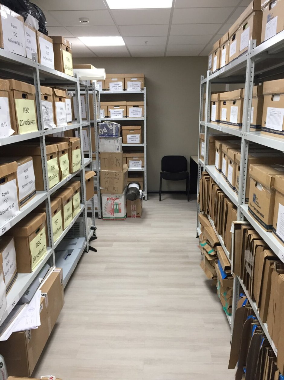 Стеллажи в архиве нумеруются