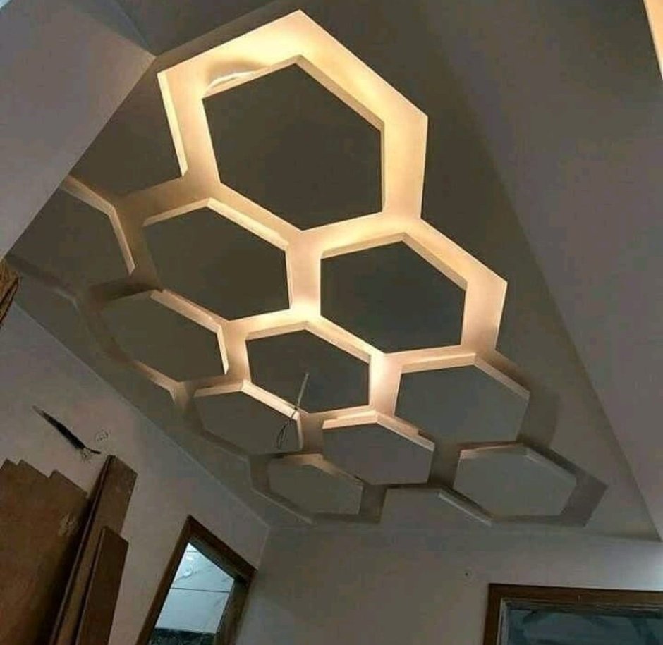 Геометрические фигуры на потолке