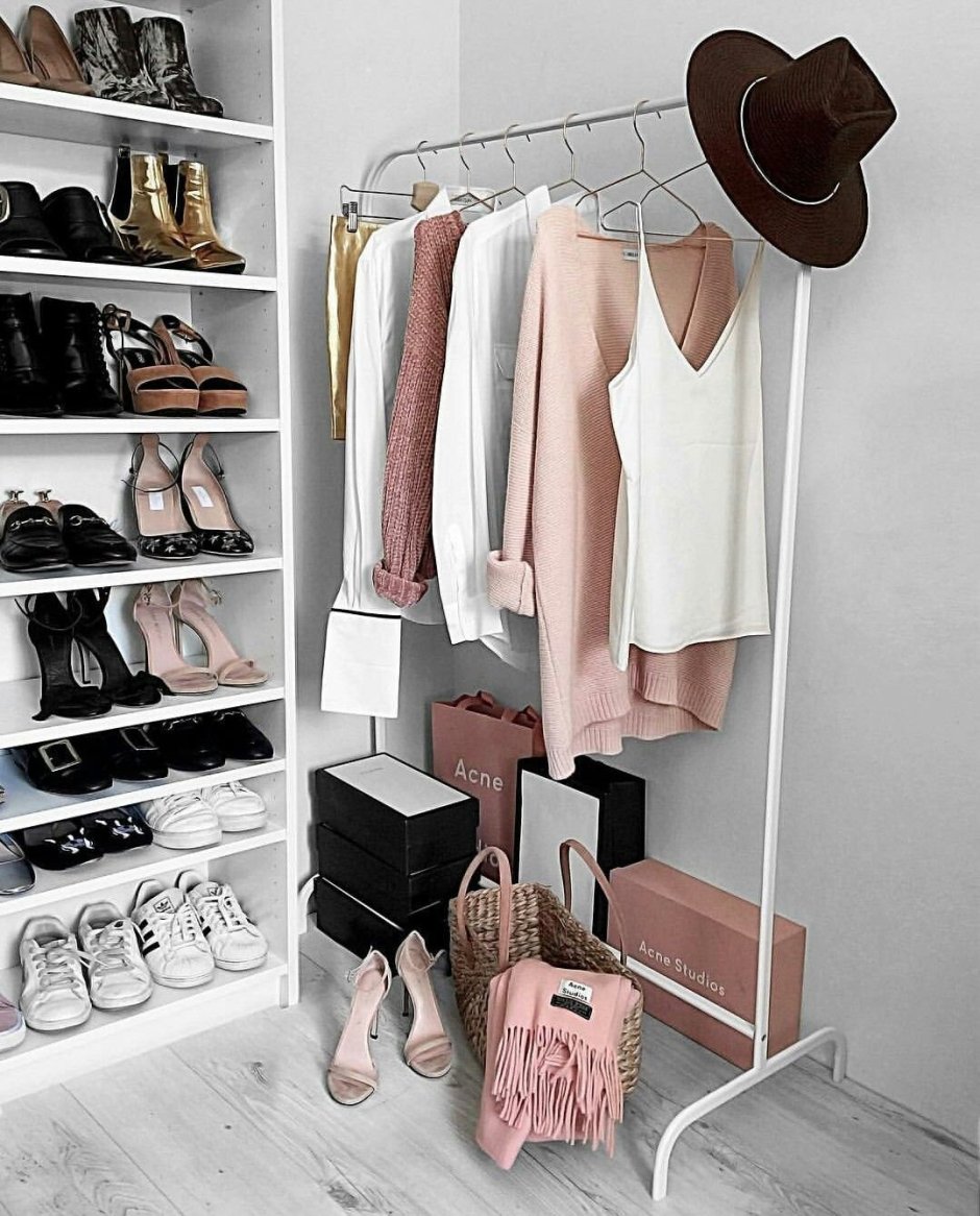 Гардеробная с модной одеждой