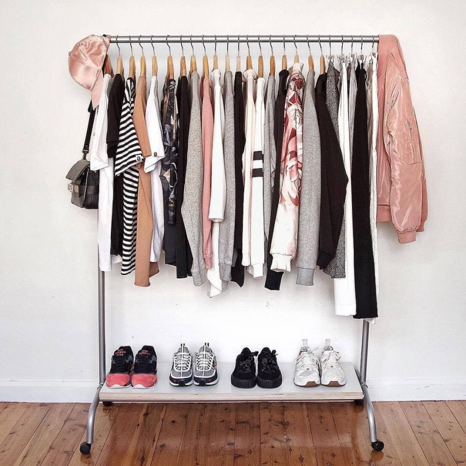 Гардероб с одеждой