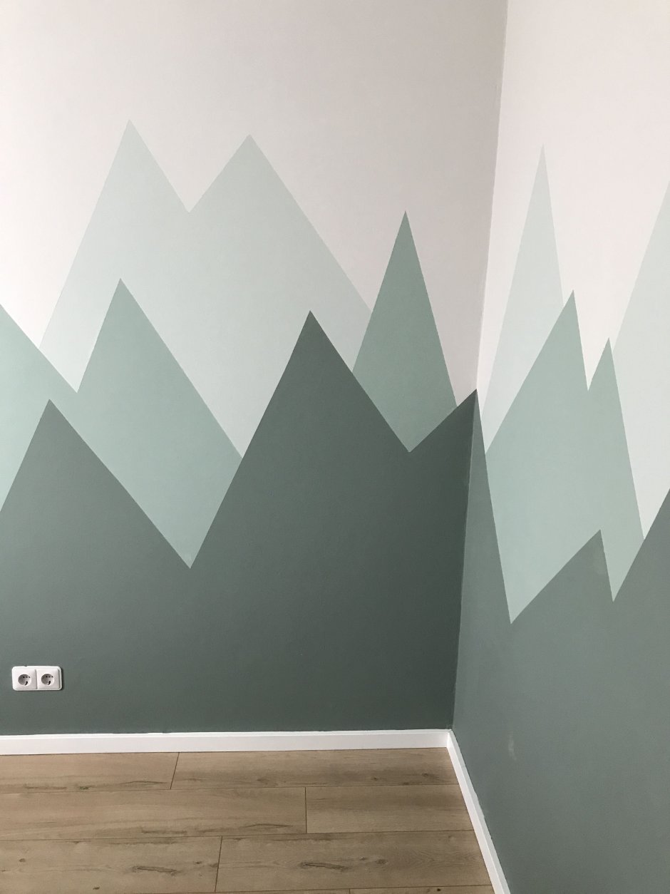 Покраска стен в детской треугольниками