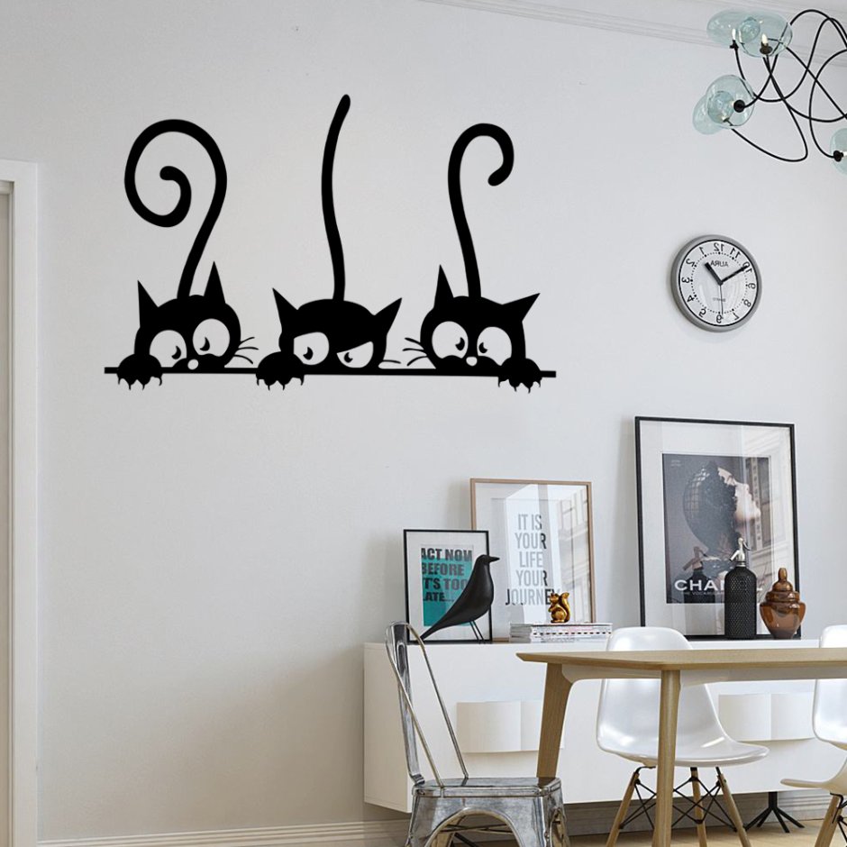 Коты на стене