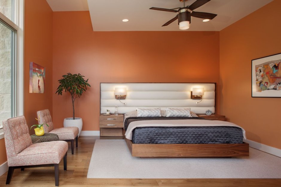 Спальня с оранжевым полом