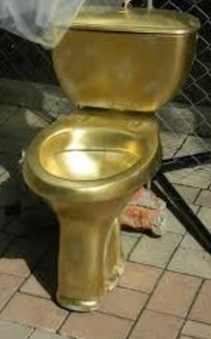 Маурицио Каттелан золотой унитаз