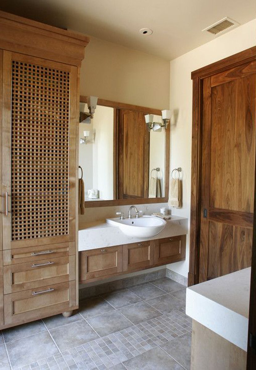 Деревянный шкаф в ванную