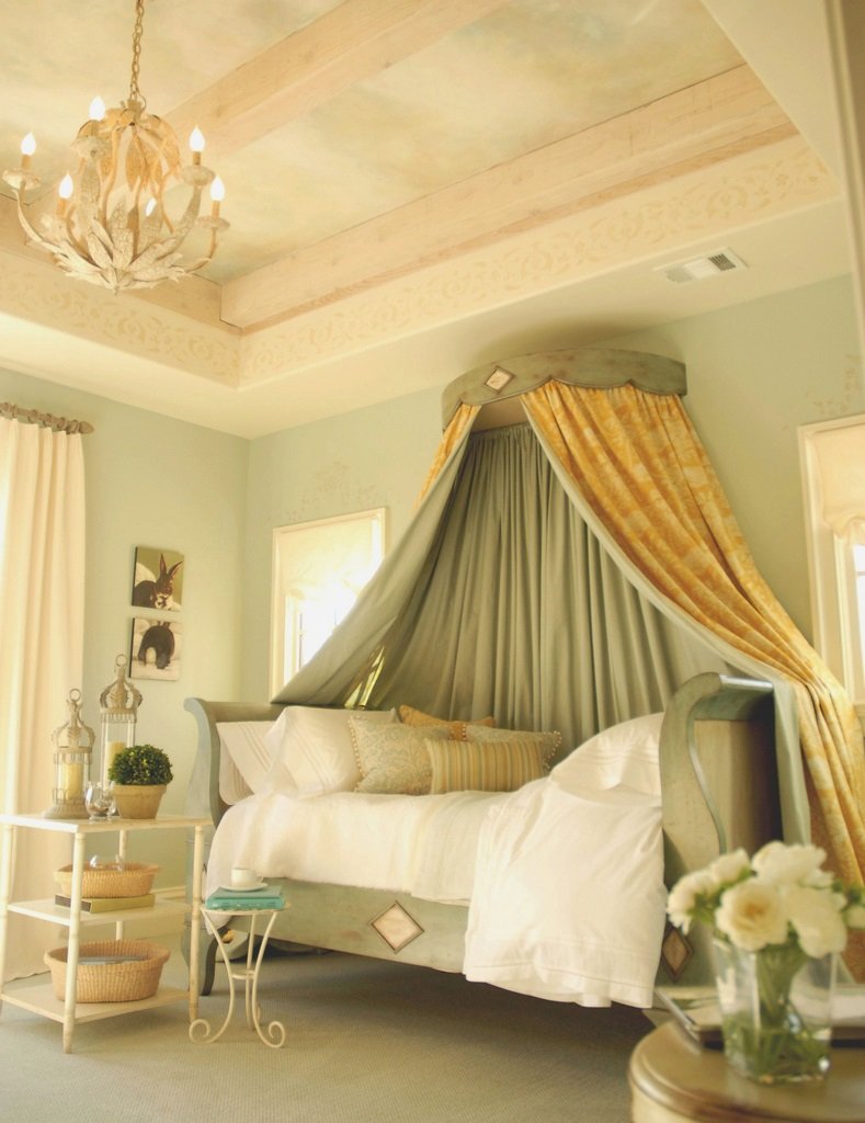 Кровать с балдахином