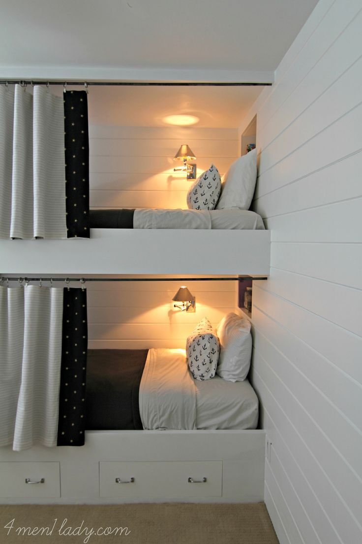 Двухэтажная кровать со столом и полочками