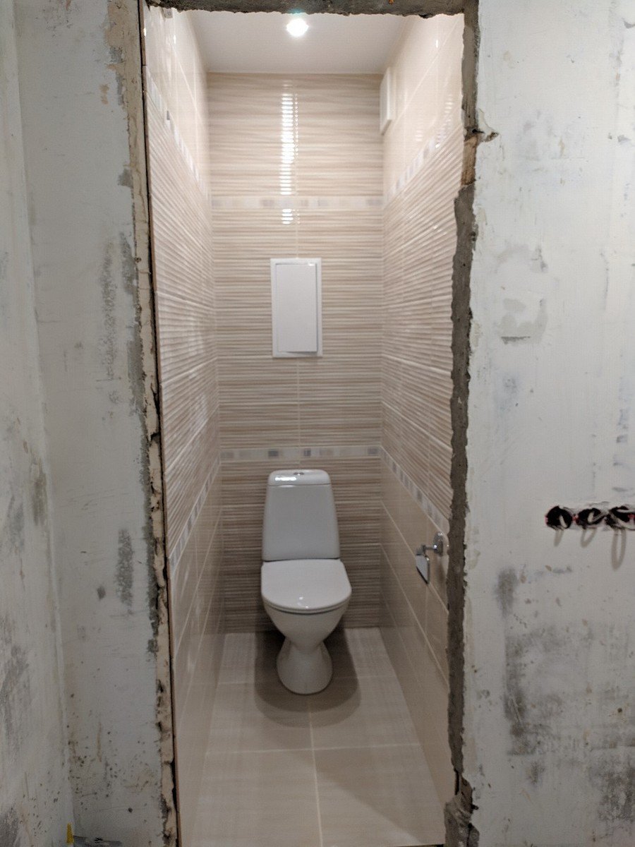 Дизайн маленького туалета с коробом для труб