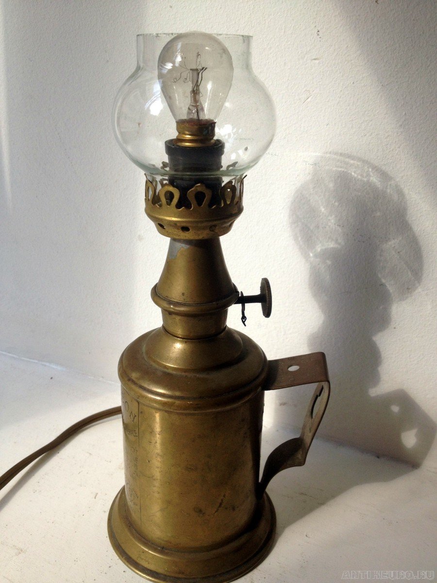 Старая электрическая лампа